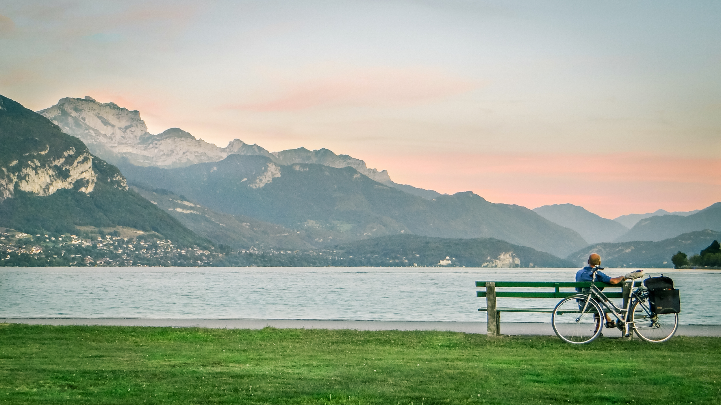 Le lac d'Annecy et le massif des Bornes depuis le Pâquier