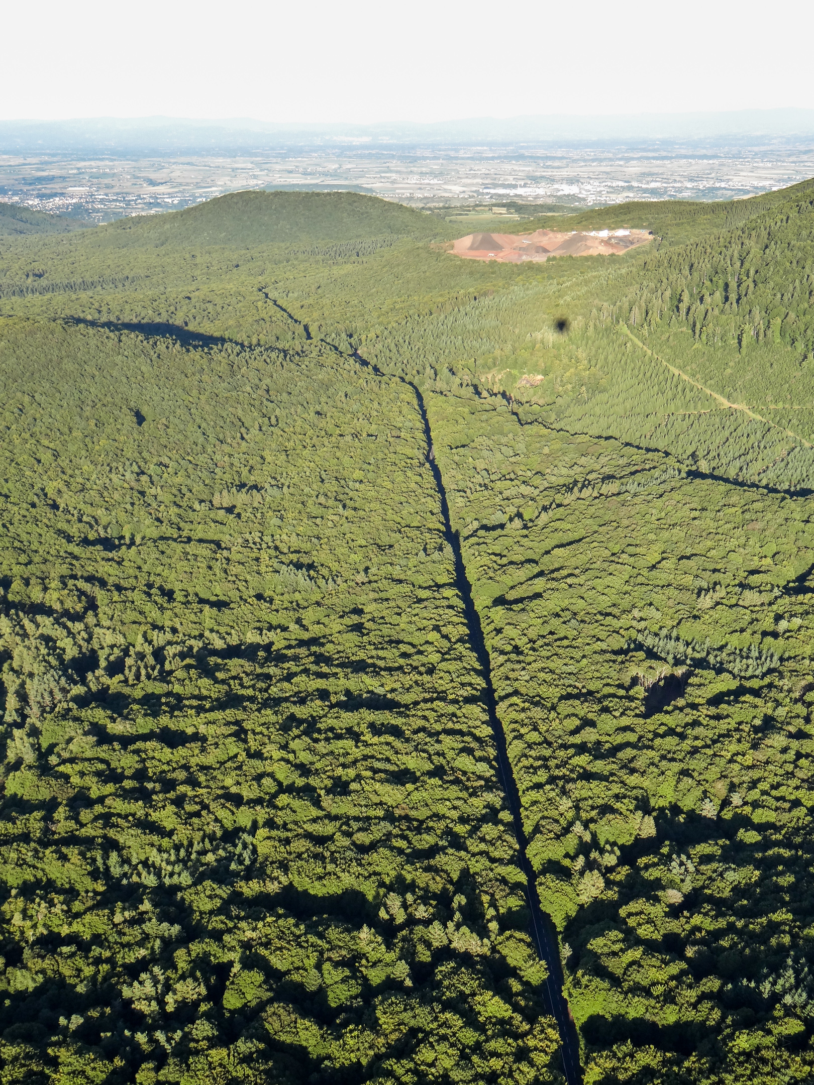 La route de la Nugère (D943) entre le Vauriat et Luzet