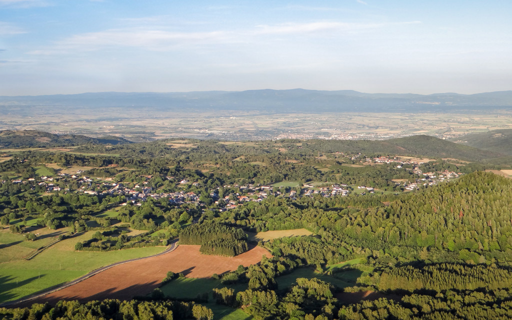 Paugnat et Moulet-Marcenat au premier plan, Riom et la plaine de la Limagne à l'arrière plan